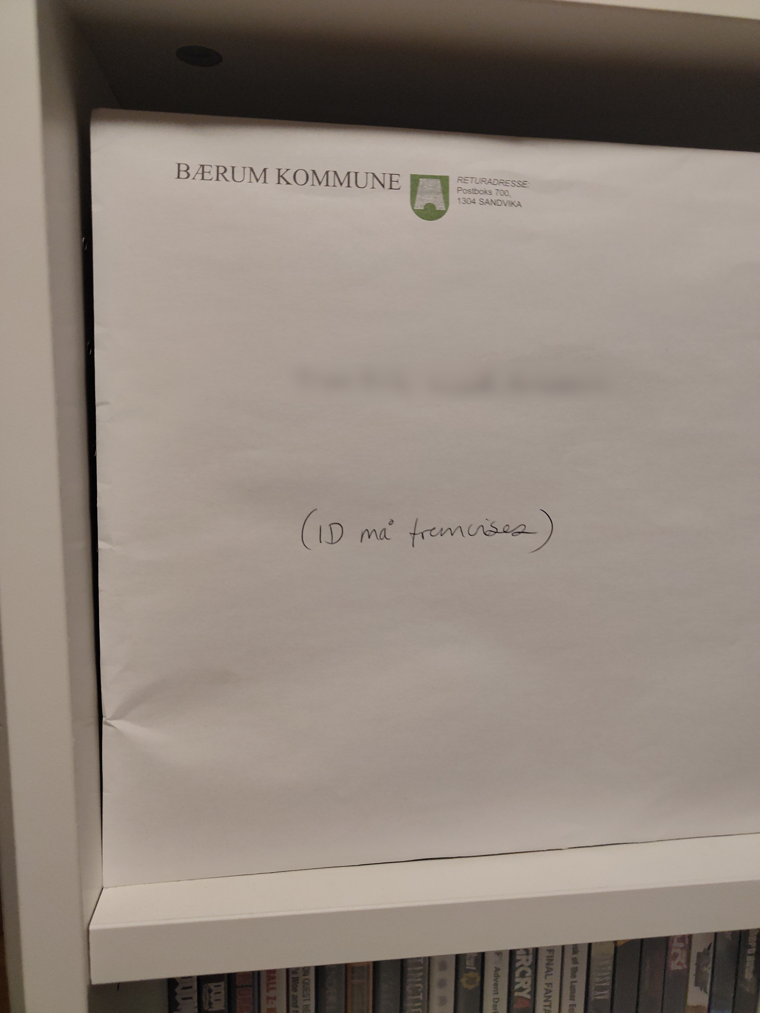 De ville ha legitimasjon for å få levert ut mappa, noe som er relativt fornuftig. En stor konvolutt som det står 'Bærum kommune' på.