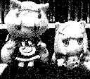 La samaj du pluŝaĵoj, fotita kun Game Boy Camera. La bildo estas tre malalta rezolucio kaj havas nur kvar nuancojn de griza.